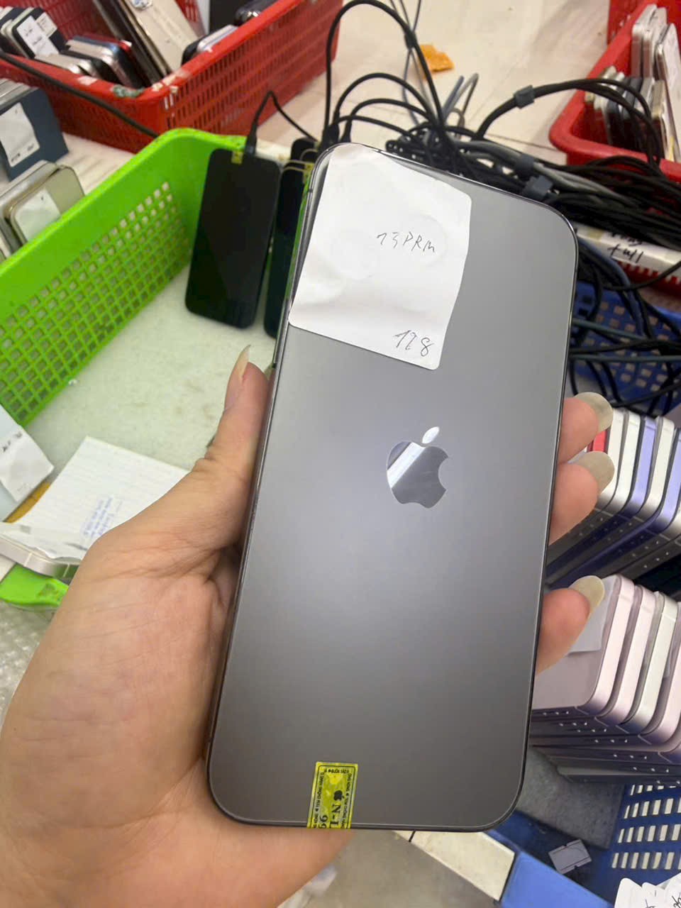 13prm128 zin đẹp pin100 bao full.  10,600k 